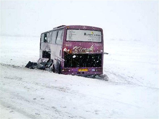 Sráka eského autobusu s kamionem u slovenské obce Nebojsa. (12. února 2010)
